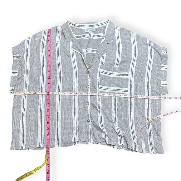 EVEREVE Women’s Gray White Striped Short Sleeve Button Front Shirt Size Large - Picture 5 of 5